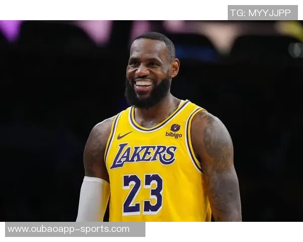 詹姆斯在防守端的组织能力出色但轮转时机偶尔迟缓